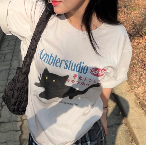 [Ambler] AS1206 Cat Biting Graphic T-Shirt (2 Color) *25SS Seasonal Limited*